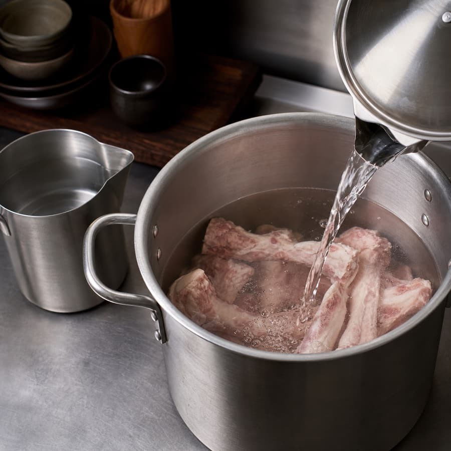 fresh water, divided (air bersih, dibagi) for Tonkotsu Shoyu Ramen