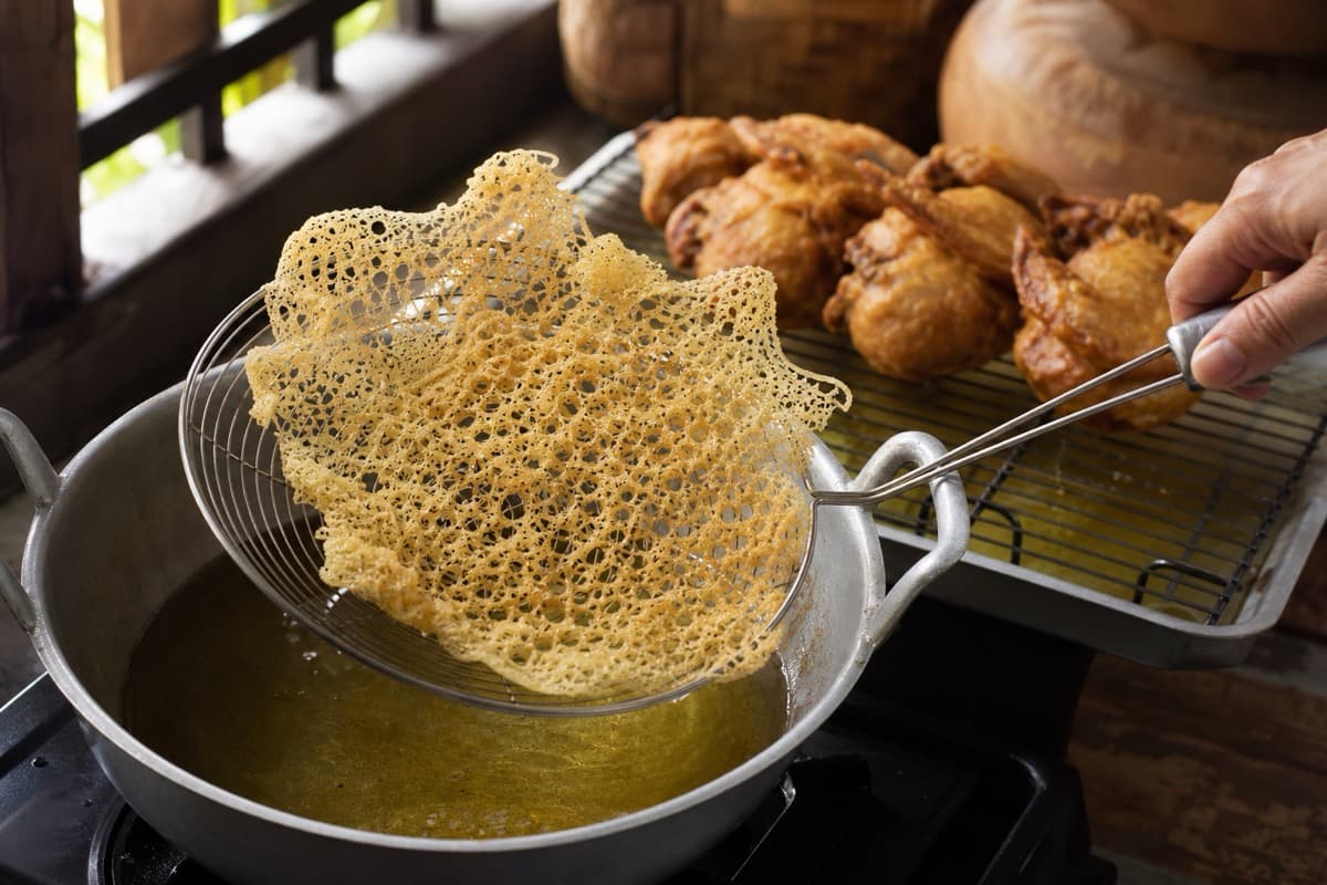 Ayam Goreng Kalasan, stage 7: Fry the lace and serve