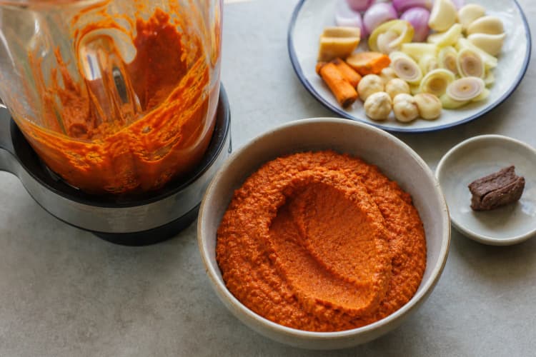 Penang Nyonya Kari Kapitan method step 1, Soak, roast, and blend a fine rempah: The rempah is a fine spoonable orange-red paste with no long lemongrass fibres and no free water around it.